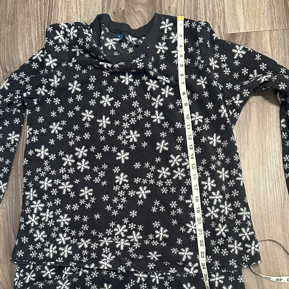 Old Navy Women's Black and White Snowflake Pajama Set - Picture 5 of 8